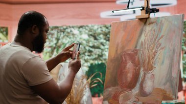 Ressam, bir tuvale belli bir teknikle suluboya boya boya uygular ve çarpıcı bir sanat eseri yaratır. Sanatçı boş zamanlarında canlı renkler ve fırça darbeleri efektleri kullanır. Kamera A.