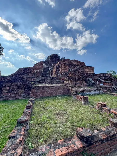 Tapınağın tuğla duvarlarında birden fazla Buda heykeli olan görkemli ruhani Tayland simgesi Wat Maha Budist yapısının kutsal bir atmosfer sunduğu. Kültür Mirası Anıtı.