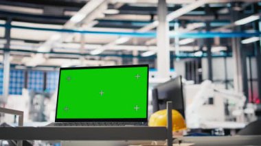 Güneş paneli fabrikasındaki bilgisayar destekli fotokopi masası boş. Güneş pili fabrikasındaki üretim hattında üretim süreci. Daha ucuz enerji için sürdürülebilir çözümler.