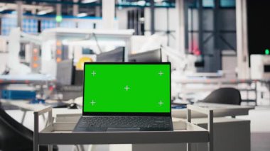 Güneş pili üretim tesisinde dizüstü bilgisayarda, sürdürülebilir çözümler ve daha ucuz enerji için güneş enerjisi mühendisliğinde izole bir kopya alanı görüntüsü. Yüksek teknoloji fabrikasında boş bir masa..