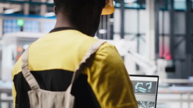 Fotovoltaik fabrikası siyah işçi güneş paneli üretimini geliştirmek için tablet kullanıyor. Güneş enerjisi uzmanı bilgisayar üzerinde daha ucuz ve daha sürdürülebilir güneş enerjisi çözümleri araştırıyor. Kamera A.