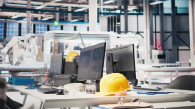 Sistem performansını izlemek için kullanılan boş fotovoltaik fabrikasında bilgisayar görüntüsü. Sürdürülebilir güneş panellerindeki bilgisayar ekranı enerji üretimi ve verimliliğini takip eden fabrika üretimi.