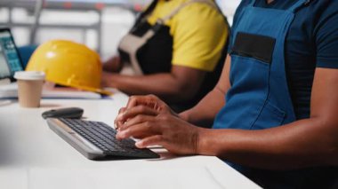 Mühendis, modern bir çalışma istasyonundaki enerji tasarrufu konfigürasyonlarını inceliyor. Uzman, yenilenebilir enerji üretimini arttırmak ve arızaları azaltmak için sistem ayarlarını inceliyor. Kamera A.