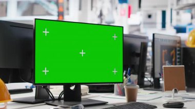 Fotovoltaik fabrika parametrelerinde kullanılan bilgisayardaki yeşil ekran görüntüsü. Güneş paneli üretim tesisinde enerji arzını optimize etmek için kullanılan Chroma anahtar modelleme bilgisayarı, çevre dostu.