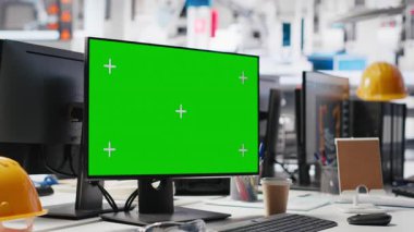 Güneş paneli fabrikasındaki bilgisayar destekli fotokopi masası boş. Güneş pili fabrikasındaki üretim hattında üretim süreci. Daha ucuz enerji için sürdürülebilir çözümler.