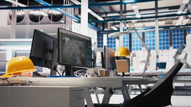 Yenilenebilir enerji yüksek teknolojili tesiste, güneş paneli montaj sürecini takip ederek, PC canlı ölçümleri gösteriyor. Photovoltaics fabrikasının mühendislik çalışma alanının izlenmesi sorunsuz üretimi sağlamak için.