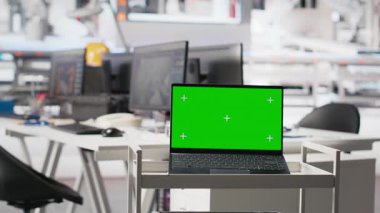 PC üzerinde krom anahtar görüntüsü fotovoltaik fabrikasında üretim hattını denetlemek, verileri analiz etmek ve sistem ölçümlerini gözden geçirmek için kullanılır. Güneş panellerindeki bilgisayar yenilenebilir enerji üzerine çalışıyor.