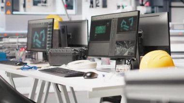 Veri analizi için kullanılan boş fotovoltaik fabrikasında bilgisayar ve üretim hattı için sistem ölçümleri. Güneş panellerindeki bilgisayar ekranı sorun çıkaran teknik sorunlar çıkarıyor.