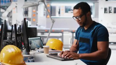 Siyah mühendis, alternatif enerji için güneş paneli tasarımları üreterek, güneş fabrikası yazılımında otomasyon mantığı uyguluyor. Yüksek teknoloji üretim hattı. Kamera A.