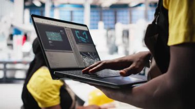 Güneş paneli üretim tesisi üretimini izlemek için dizüstü bilgisayar kullanan kadın teknisyen fabrikada sürdürülebilir alternatif enerji sağlıyor. Fotovoltaik ekipman sorun çıkarıyor. Kamera B.