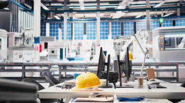Robot kollarının performansını yöneten fotovoltaik fabrikasındaki monitörler güneş panellerini montaj hatlarına yerleştiriyor. Güneş pili makinelerinin geliştirilmesi için kullanılan boş tesisteki bilgisayar ekranı.