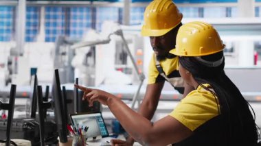 Tüm siyah mühendisler güneş panellerini cihazlar üzerinde tasarlayan, üretim hattında çalışan mühendisler. Sorunları birlikte gidermek ve optimizasyonu sağlamak. Kamera A.