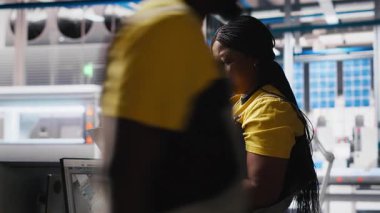 Güneş panelleri imalat tesisi denetleyicisi dizüstü bilgisayar kullanarak yeni fotovoltaik materyaller ve teknolojiler geliştirir. İnce işçilik üretimi için fabrika uzmanı teftişi yapıyor. Kamera A.