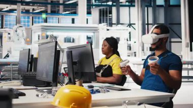 Güneş panelleri fabrika mühendisi güneş enerjisi otomasyonunu geliştirmek için VR kulaklık kullanıyor, çevre dostu. Fotovoltaik, sanal gerçeklik ekipmanları ve yüksek teknoloji kullanan bir fabrika uzmanı. Kamera B.