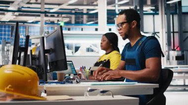 Mühendis, güneş enerjisi üretimini bir güneş enerjisi fabrikasındaki yüksek teknoloji üretim tesisinde izliyor. Uzman enerji verimliliğini ve ekipman performansını artırmak için verileri analiz ediyor. Kamera B.