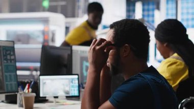 Özürlü siyah mühendis güneş panelleri üreterek yüksek teknoloji fabrikasında çevre dostu yenilenebilir enerji üretiyor. Tekerlekli sandalye deneme yazılımı teknisyeni. Kamera A.