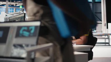 Afrika kökenli Amerikalı uzman güneş enerjisi santralindeki fotovoltaik sistemleri tasarım için bir PC yazılımı üzerinde çalışıyor. Mühendis yenilenebilir enerji operasyonlarındaki yapılandırmaları inceliyor. Kamera B.