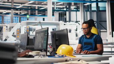 Siyah mühendis, alternatif enerji için güneş paneli tasarımları üreterek, güneş fabrikası yazılımında otomasyon mantığı uyguluyor. Yüksek teknoloji üretim hattı. Kamera B.