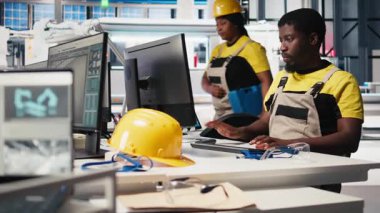 PC tabanlı güneş teknisyeni üretim fabrikasındaki otomasyon verilerini inceledi, üretim endüstrisi yenilenebilir enerjiye odaklandı. İşçi güneş panellerini ve makine performansını izliyor. Kamera B.