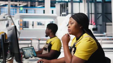 Afrika kökenli Amerikalı işçi programları otomasyon ayarları güneş tesisinde, verimlilik ve sürdürülebilirlik üzerine odaklandı. Kadın mühendis, güç çıkışının iyileştirilmesi için yapılandırmaları yönetir. Kamera B.