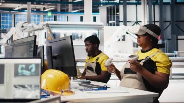 Fotovoltaik fabrikası mühendisi alternatif enerji jeneratörlerinin modellerini yapmak için VR teknolojisini kullanıyor. Güneş panelleri kadın çalışanları sanal gerçeklik teçhizatı kullanarak güvenli güneş hücreleri inşa ediyorlar. Kamera B.