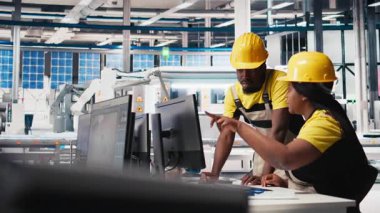 Tüm siyah mühendisler güneş panellerini cihazlar üzerinde tasarlayan, üretim hattında çalışan mühendisler. Sorunları birlikte gidermek ve optimizasyonu sağlamak. Kamera B.