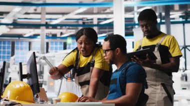 Photovoltaics fabrika ekibi güneş panellerini el yapımı inceleyerek bilgisayar programındaki performansını izliyor. Siyahi çalışanlardan oluşan bir grup fabrika mekanizması parametrelerini okuyor. Kamera A.