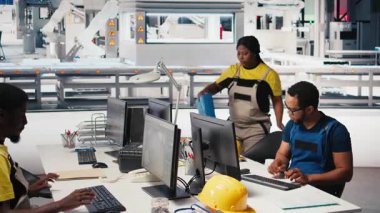 PC ve tabletle parametreleri karşılaştırarak fotovoltaik fabrikasındaki arızalı sistemleri araştıran bir mühendis. Siyahi adam güneş panellerini inceliyor üretim tesisi, yüksek teknoloji. Kamera B.