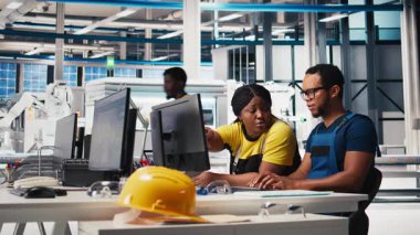 Fabrika işçileri analitik araçlar ve CAD yazılımı kullanarak PC 'de güneş enerjisi sistem tanılarını kontrol ediyorlar. Teknisyenler yenilenebilir enerji için arızalar tespit edip otomasyonu inceliyorlar. Kamera B.