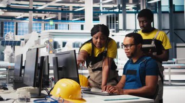 Photovoltaics fabrika ekibi güneş panellerini el yapımı inceleyerek bilgisayar programındaki performansını izliyor. Siyahi çalışanlardan oluşan bir grup fabrika mekanizması parametrelerini okuyor. Kamera B.