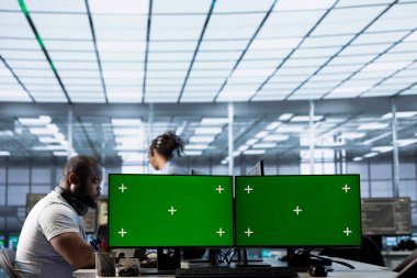 Veri merkezi çalışanları, izole ekran çoklu monitör PC kurulumu kullanarak felaket kurtarma planlarını yazarak en az süreyi sağlıyor. Sunucu tarım mühendisleri performansı izlemek için krom anahtar bilgisayar kullanırlar