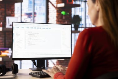 Freelancer, gerçek zamanlı çözümler sağlamak için sanal bilgisayar asistanını kullanır, AI yazılımı teknolojinin verimli veri analizini ve problem çözmeyi nasıl desteklediğini vurgular.