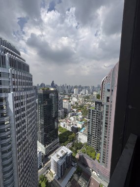Şehir merkezinde büyük pencereli Tayland gökdelenleri nefes kesici ofis binaları ve altyapısı olan şehir merkezi. Metropolde kuleleri olan şehir manzarası.