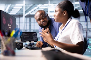 Sunucu merkezindeki bilgisayar bilimcisi, ekipmanları hackerdan korumak için iş arkadaşlarını arıyor. Bilgi işlem uzmanı güvenlik ihlali uyarısını düzeltmek için yardım istiyor.