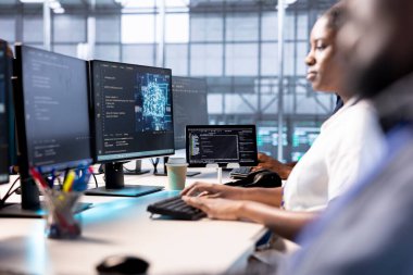 Sunucu çiftliği yönetimi yapay zeka araştırması yapıyor, insan beynindeki sinirsel süreçleri taklit eden algoritmalar yaratıyor ve uyguluyor. Yapay zeka hesaplama modelleri kullanan veri merkezi çalışanı