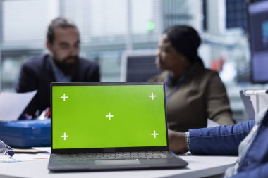 Photovoltaics fabrika yöneticileri yeşil ekran dizüstü bilgisayar kullanarak verileri analiz ediyor, sistem sağlık ölçümlerini gözden geçiriyorlar. Güneş panelleri, yöneticilerin krom anahtar dizüstü bilgisayar kullanarak teknik sorunları çözmelerini sağlar