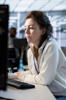 Sunucu merkezindeki sistem yöneticisi enerji tüketimini azaltmak için güç yönetimi çözümleri uyguluyor. Çalışan yeni teknoloji ve sistemleri veri merkezi tesisine entegre ediyor