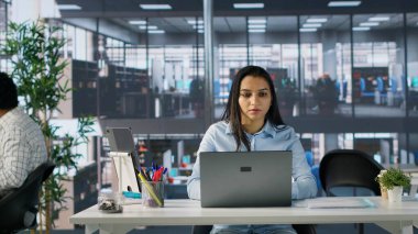 Ofisindeki Hintli bayan yönetici rapor yazma, finansal planlama ve teslim tarihi yönetimi üzerinde çalışıyor. Başarılı olmak için hedefleri ve hedefleri gözden geçiren uzman bir uzman. Kamera A.