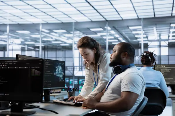 Bir grup mühendis sunucu odasında beyin fırtınası yapıyor, enerji tüketimini azaltmak için güç yönetimi çözümleri uyguluyorlar. Yeni teknolojileri veri merkezine entegre eden takım çalışma arkadaşları