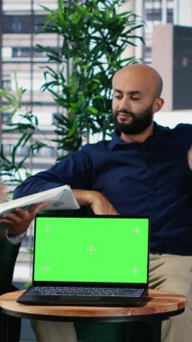 Dikey Video İşadamları, liderlik ve kurumsal başarıyı desteklemek için veri güdümlü içgörü ve kültürel çeşitliliği kullanarak, dizüstü bilgisayarın yanında vizyonlarını hizalamak için pazarlık ediyorlar. Kamera B.