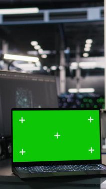 Yapay zeka modeli konuşlandırılmasında kullanılan veri merkezinde bulunan dikey video Mockup laptop ve bilgisayar. Sunucu çiftliğindeki izole ekran cihazları yapay zeka çevre tanılarını oluşturmak için kurulmuş