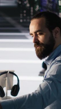 Görevler sırasında verimliliği optimize etmek için masa başı nesneleri düzenleyen dikey video sunucusu. Veri merkezi sistem yöneticisi çalışma akışını düzene sokmak ve verimliliği artırmak için masa ögelerini yeniden düzenliyor