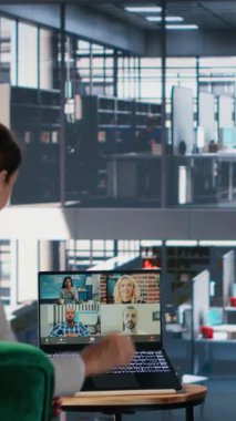 Vertical Video Professional ekibi şirket gelişimini ve karar verme mekanizmasını desteklemek, işyeri işbirliğini güçlendirmek ve büyüme için iş arkadaşlarıyla tartışmak için video çağrı teknolojisini kullanıyor. Kamera B.