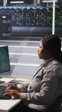 Sunucu odasındaki dikey video korkulu teknisyeni hackleme tespitine yanıt veriyor. Kritik verileri korumak için meslektaşlarından yardım istiyor. Mühendislik ekibi şüpheli bir virüs saldırısı ihbarı aldı.