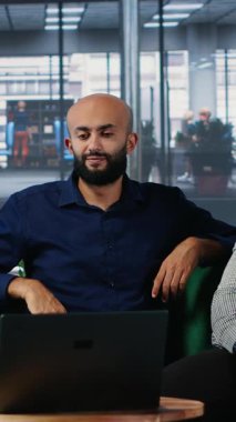 Vertical Video Diverse ticari profesyonelleri, bir ortaklık ve profesyonel gelişmeyi desteklemek için çevrimiçi iletişim ve teknolojiyi kullanarak küresel bir video görüşmesinde yer aldılar. Kamera B.