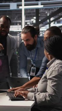 Sunucu odasındaki kızgın teknisyenler bakım sırasında kritik bir hata ile karşılaştıktan sonra birbirleriyle kavga ediyorlar. Mühendisler gergin bir konuşma yapıyor, sistem iyileştirme beyin fırtınası yapıyorlar.