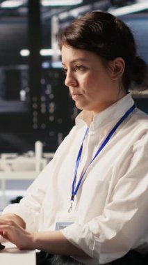 Dikey Veri Merkezi teknisyeni yapay zeka eğitimi ve çıkarım görevleri yapan sunucu platformlarını izliyor. Sunucu merkezi bilişim uzmanı, derin öğrenme depolama işlemlerini yöneten yüksek teknoloji sistemlerini denetliyor