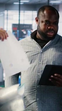 Vertical Video çeşitli liderleri finansal strateji ve planlamayı tartışarak liderlik becerilerini ve şirket performansını vurgulayarak güçlendirdi. Yönetim kurulunda yatırım fırsatları sergiliyor. Kamera B.