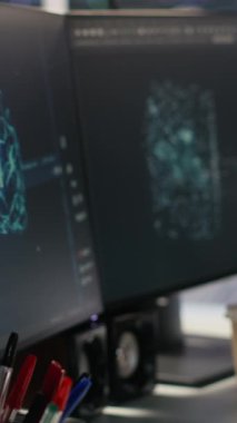 Sinirsel ağ görselleştirmesini ve kod ayıklama araçlarını gösteren dikey video veri merkezi bilgisayarları. Bilgisayar sistemleri sunucu çiftliğine güç veren makine öğrenme ve otomatik araştırma görevleri