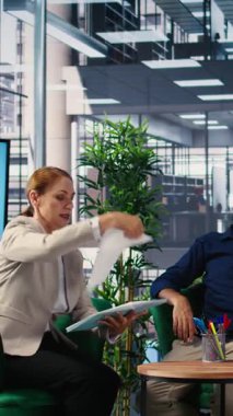 Vertical Video Corporate çalışanları yönetim kurulundaki küresel pazar eğilimlerini tartışıyor, uzmanlık ve performans ölçümlerini paylaşıyorlar. Planlama ve güçlü liderlik becerileri ile bir başarı hikayesi oluşturmak.